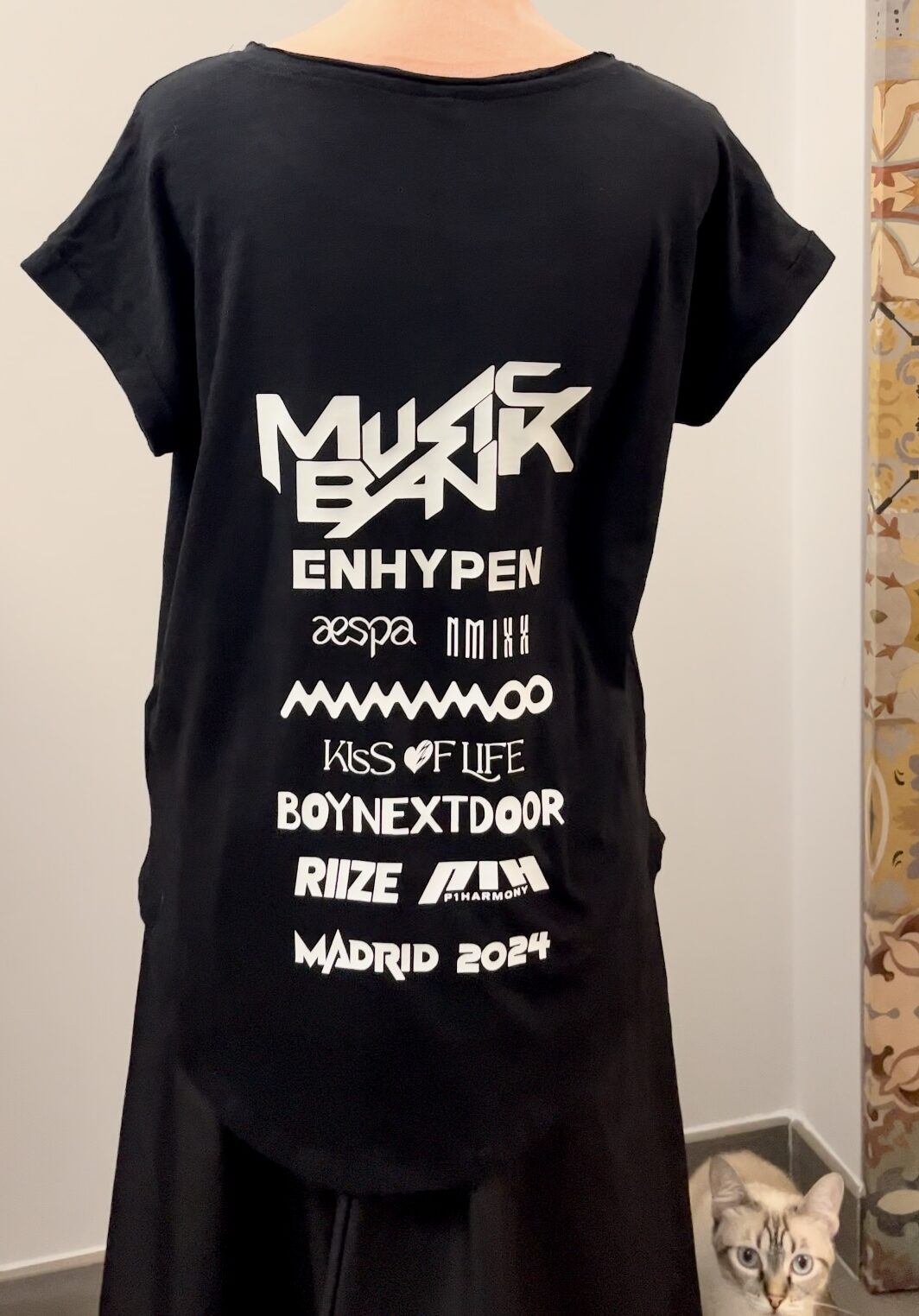 Camiseta Exclusiva Music Bank - Brilla en la Oscuridad con Nombre Personalizado